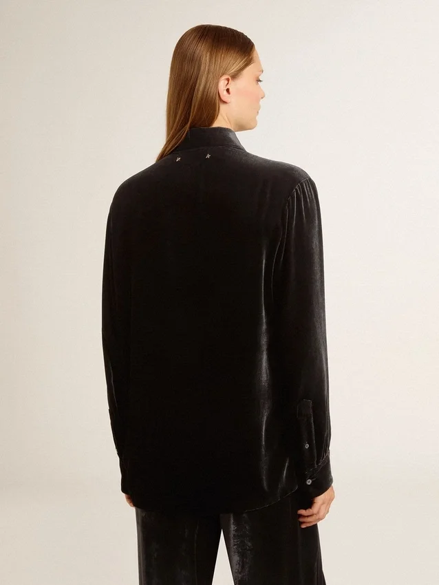 Chemise noire effet velours avec broderies