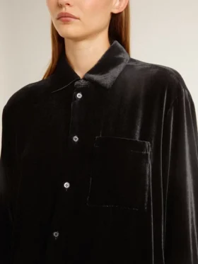 Chemise noire effet velours avec broderies
