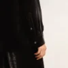 Chemise noire effet velours avec broderies