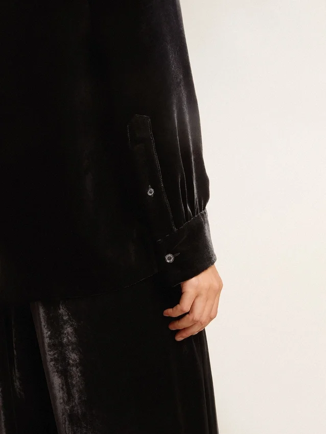 Chemise noire effet velours avec broderies