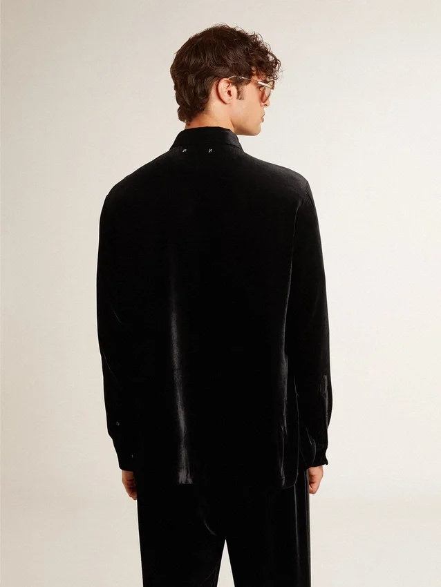 Chemise noire effet velours avec broderies