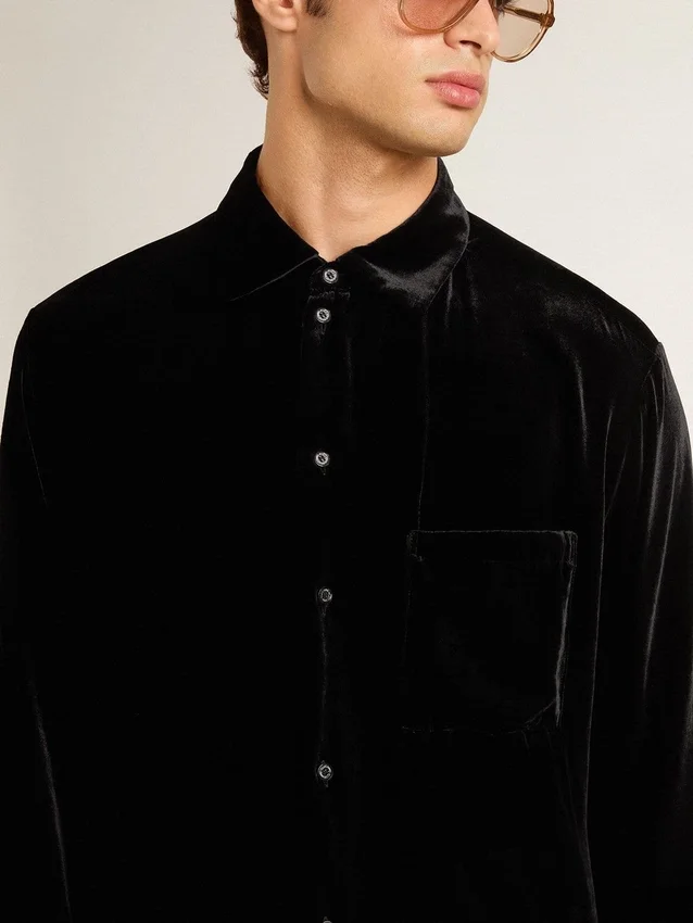 Chemise noire effet velours avec broderies