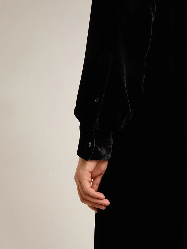 Chemise noire effet velours avec broderies