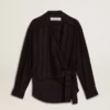 Chemise noire pour femme à rayures verticales et fermeture par nœud sur le côté