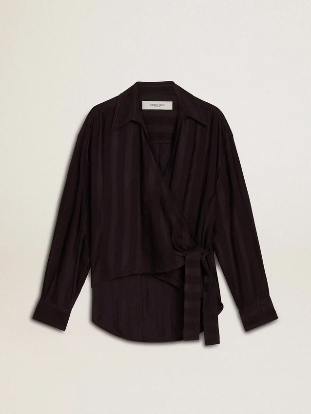 Chemise noire pour femme à rayures verticales et fermeture par nœud sur le côté
