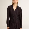 Chemise noire pour femme à rayures verticales et fermeture par nœud sur le côté