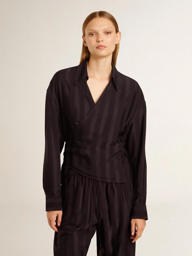 Chemise noire pour femme à rayures verticales et fermeture par nœud sur le côté