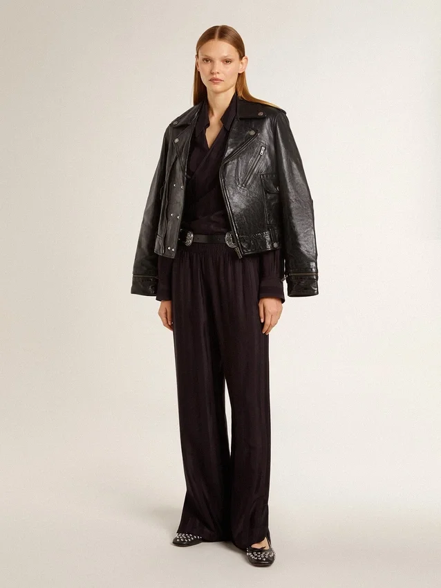 Chemise noire pour femme à rayures verticales et fermeture par nœud sur le côté