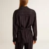 Chemise noire pour femme à rayures verticales et fermeture par nœud sur le côté