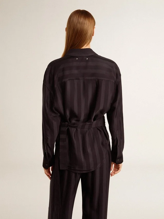 Chemise noire pour femme à rayures verticales et fermeture par nœud sur le côté