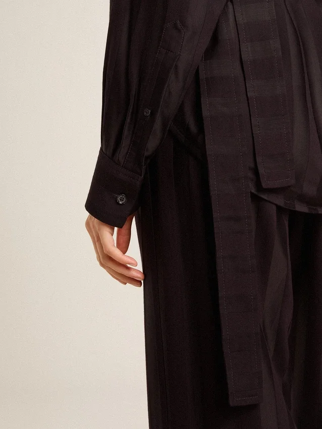 Chemise noire pour femme à rayures verticales et fermeture par nœud sur le côté