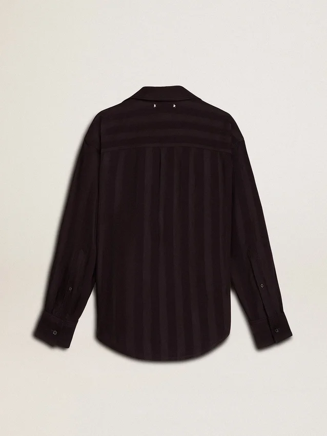 Chemise noire pour femme à rayures verticales et fermeture par nœud sur le côté