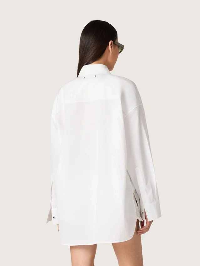 Chemise oversize pour femme en coton blanc avec plis et boutons décoratifs