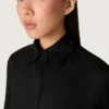 Chemise pour femme en sergé de laine noir avec broderie florale en perles de verre