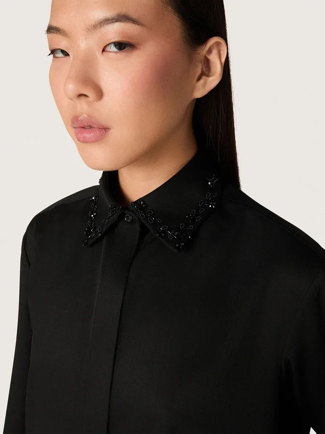 Chemise pour femme en sergé de laine noir avec broderie florale en perles de verre