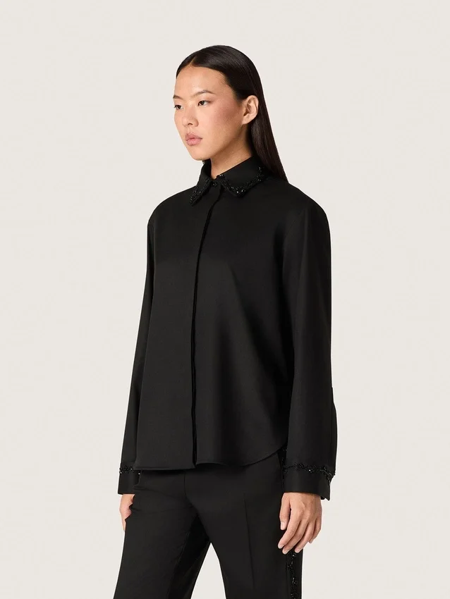 Chemise pour femme en sergé de laine noir avec broderie florale en perles de verre