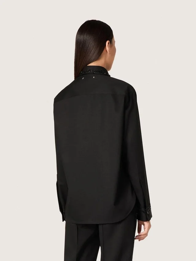 Chemise pour femme en sergé de laine noir avec broderie florale en perles de verre