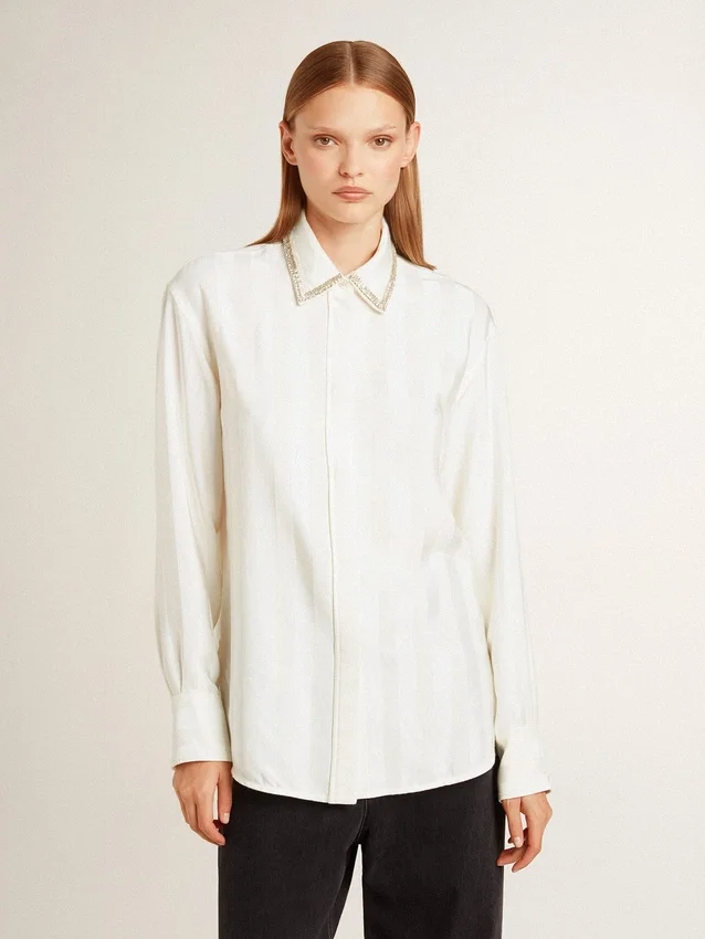 Chemise pour femme à rayures verticales et broderies de cristaux
