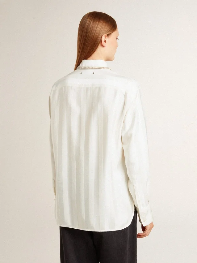 Chemise pour femme à rayures verticales et broderies de cristaux