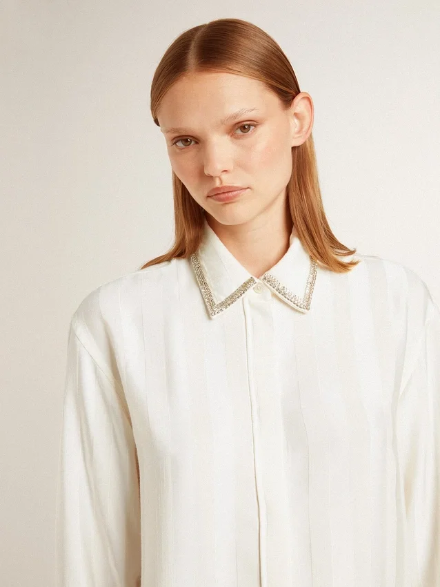 Chemise pour femme à rayures verticales et broderies de cristaux