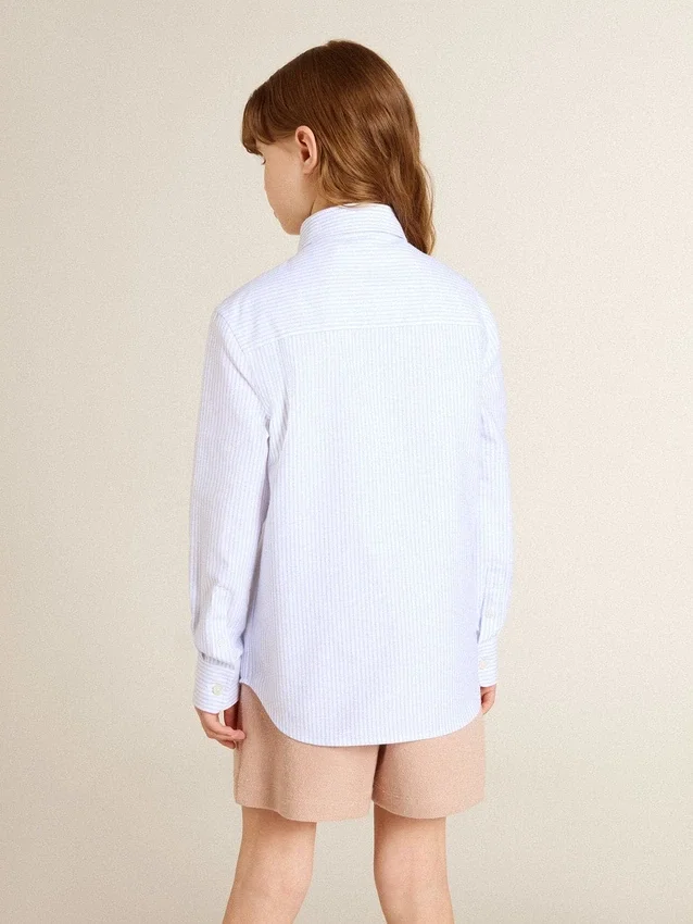 Chemise pour garçon en coton rayé bleu clair et blanc avec logo brodé