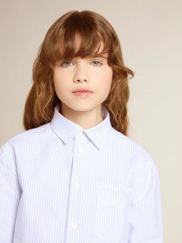 Chemise pour garçon en coton rayé bleu clair et blanc avec logo brodé