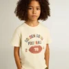 Chemise pour garçons blanche délavée avec lettrage multicolore