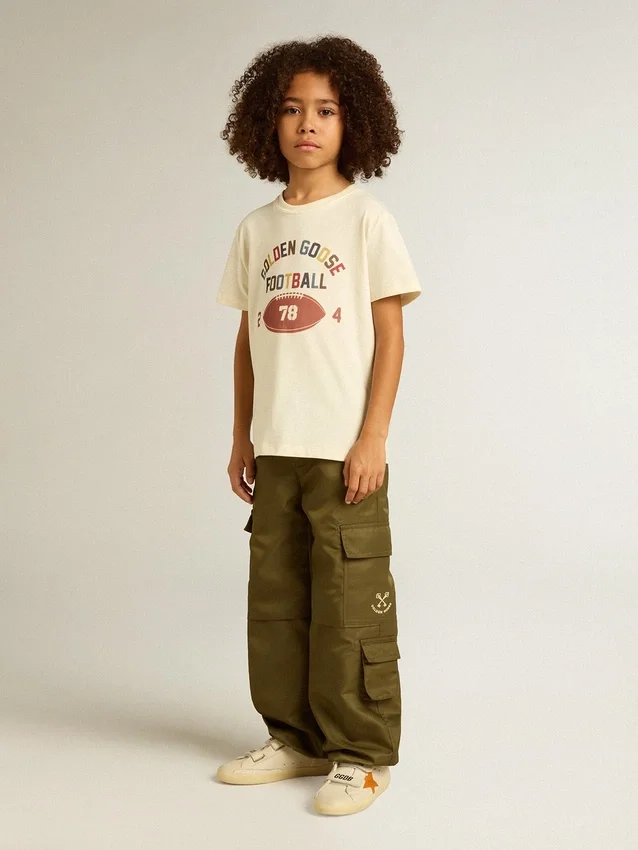 Chemise pour garçons blanche délavée avec lettrage multicolore