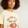 Chemise pour garçons blanche délavée avec lettrage multicolore