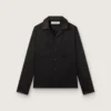 Chemise pour homme en sergé de laine noir avec des détails en satin noir