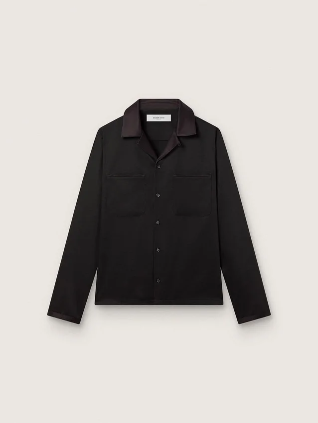 Chemise pour homme en sergé de laine noir avec des détails en satin noir