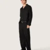Pantalon pour homme en laine fine noire avec bande latérale en satin