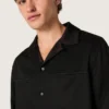 Chemise pour homme en sergé de laine noir avec des détails en satin noir