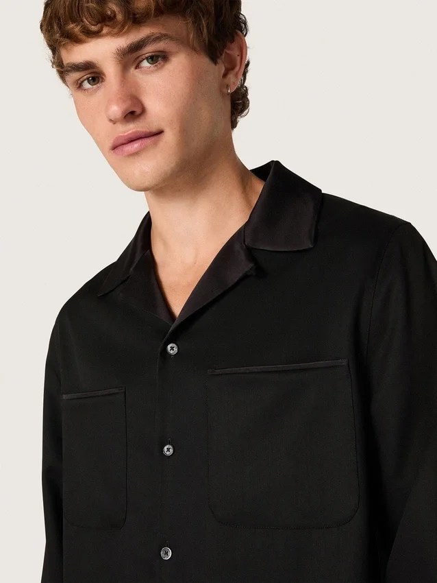 Chemise pour homme en sergé de laine noir avec des détails en satin noir