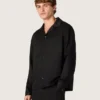 Chemise pour homme en sergé de laine noir avec des détails en satin noir