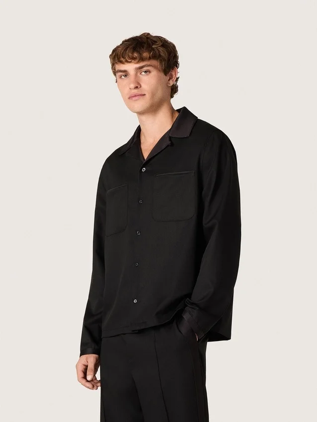 Chemise pour homme en sergé de laine noir avec des détails en satin noir