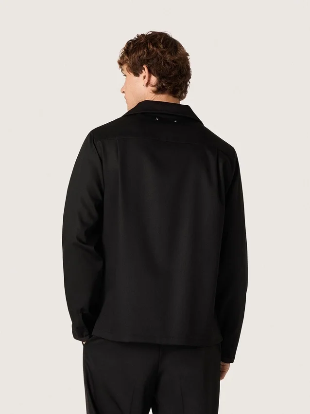 Chemise pour homme en sergé de laine noir avec des détails en satin noir