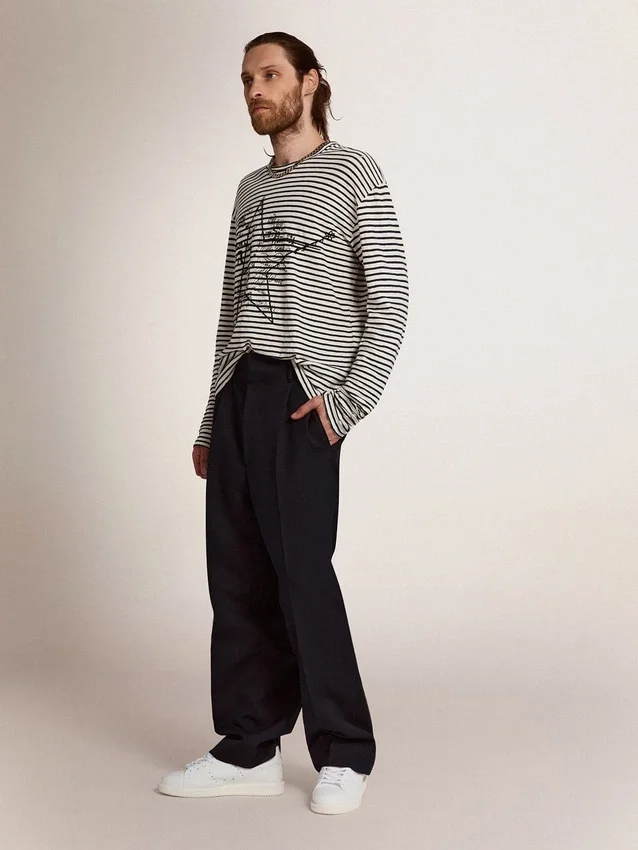 Chemise pour homme à rayures blanches et bleues avec broderie sur le devant