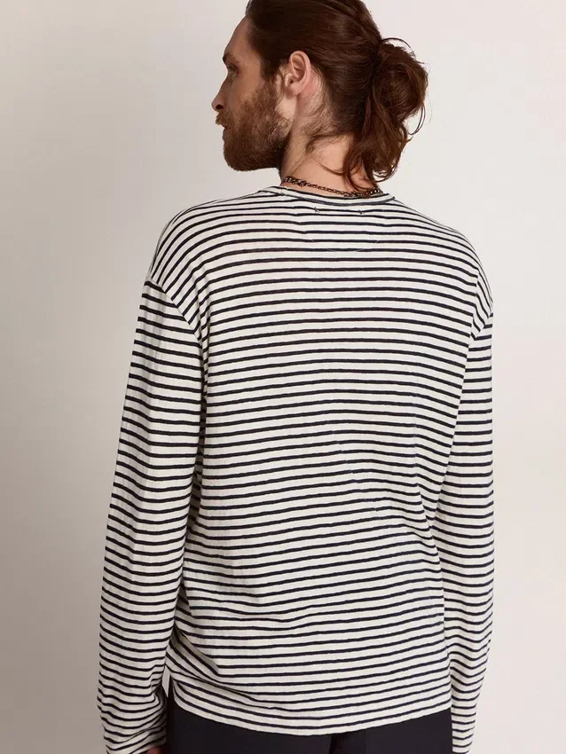 Chemise pour homme à rayures blanches et bleues avec broderie sur le devant