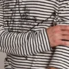 Chemise pour homme à rayures blanches et bleues avec broderie sur le devant