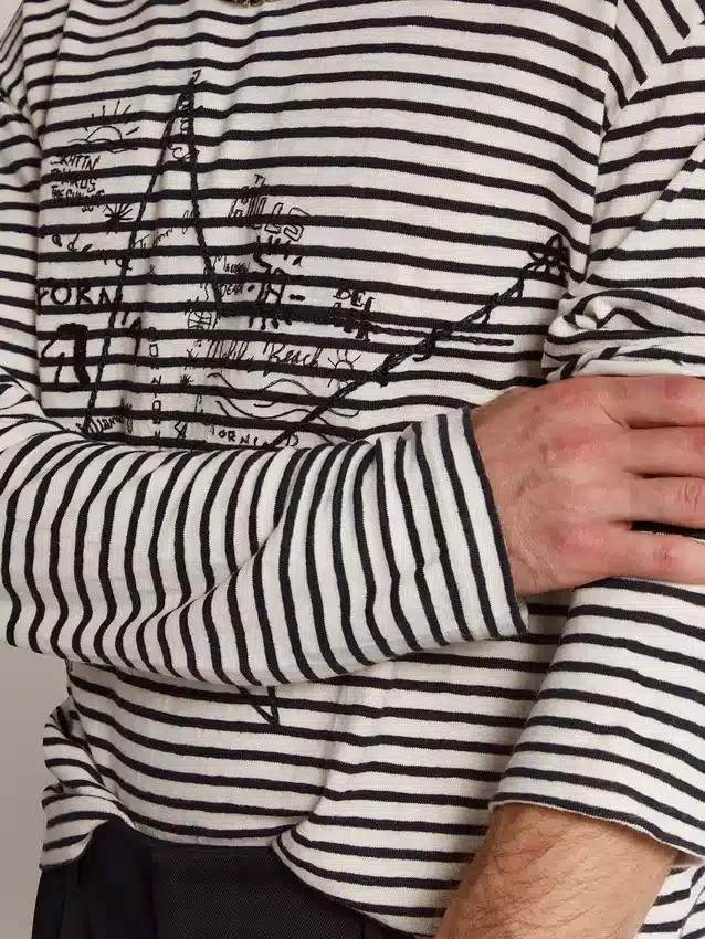Chemise pour homme à rayures blanches et bleues avec broderie sur le devant