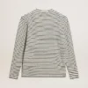Chemise pour homme à rayures blanches et bleues avec broderie sur le devant
