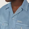 Chemise unisexe en denim bleu clair avec broderie dans le dos