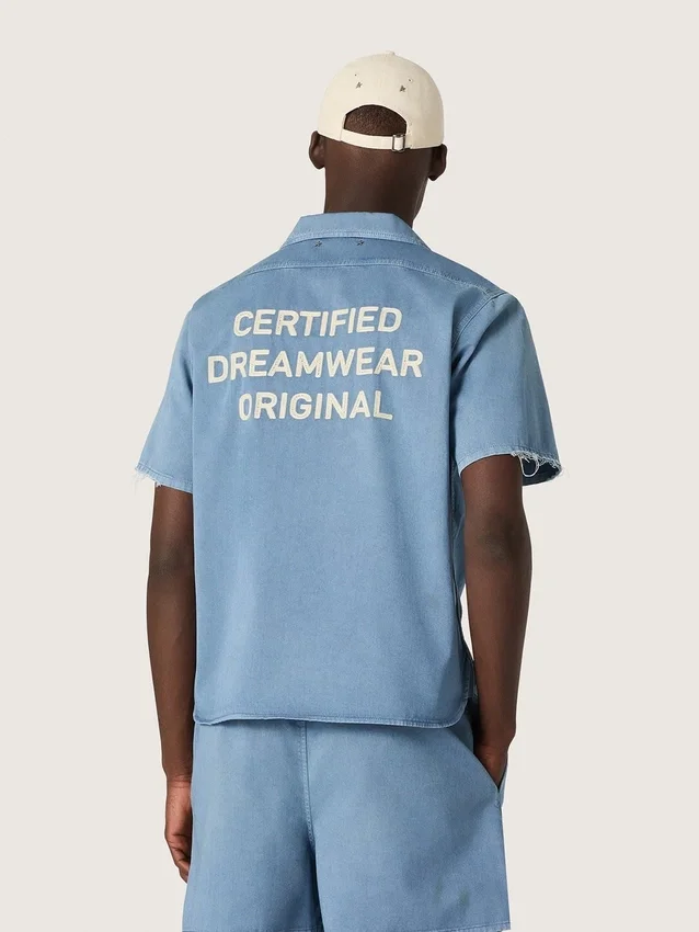 Chemise unisexe en denim bleu clair avec broderie dans le dos