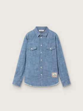 Chemise unisexe Journey en chambray de coton bleu clair avec ourlet frangé et écusson brodé
