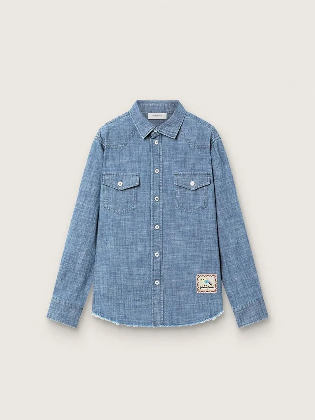 Chemise unisexe Journey en chambray de coton bleu clair avec ourlet frangé et écusson brodé