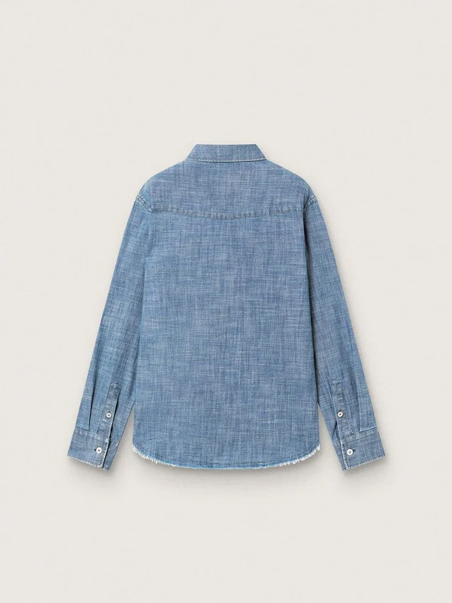 Chemise unisexe Journey en chambray de coton bleu clair avec ourlet frangé et écusson brodé