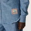 Chemise unisexe Journey en chambray de coton bleu clair avec ourlet frangé et écusson brodé