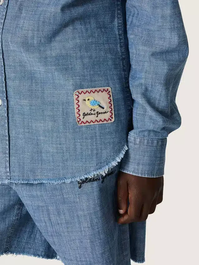Chemise unisexe Journey en chambray de coton bleu clair avec ourlet frangé et écusson brodé