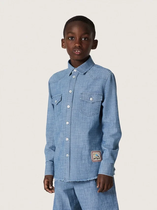 Chemise unisexe Journey en chambray de coton bleu clair avec ourlet frangé et écusson brodé